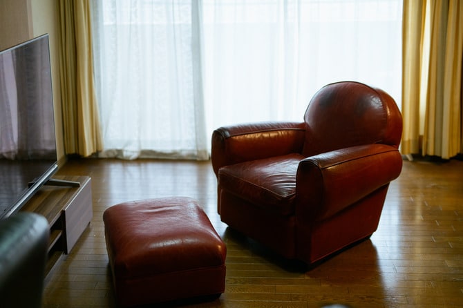 ナンシーさんがテレビを観るときに愛用していた革張りのソファ。さっきまで座っていたような佇まい。