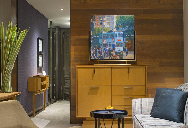 リビングを飾るのは、香港の日常を描いたウィリアム・ロー「気まぐれな香港の物語」。部屋ごとに絵は異なる。