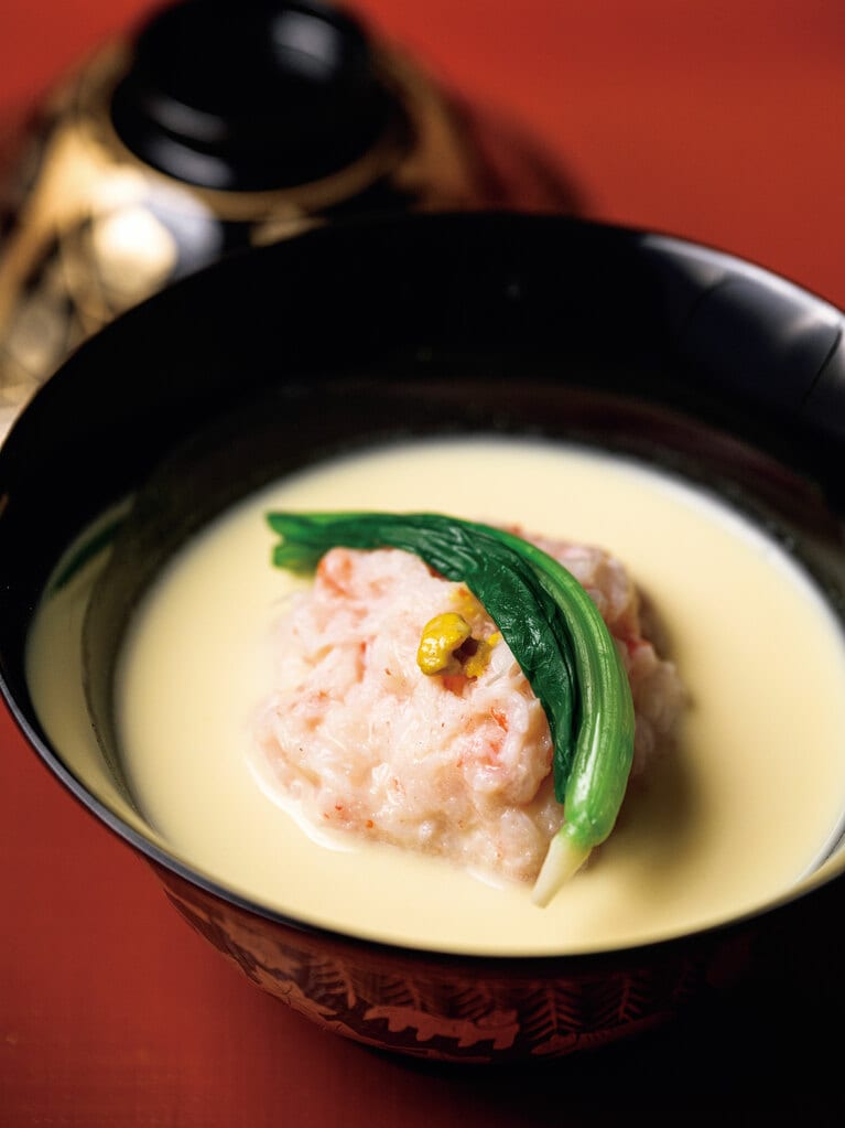 「カウンター割烹」コースより。秋～冬に供される白味噌仕立ての「蟹真丈椀」。