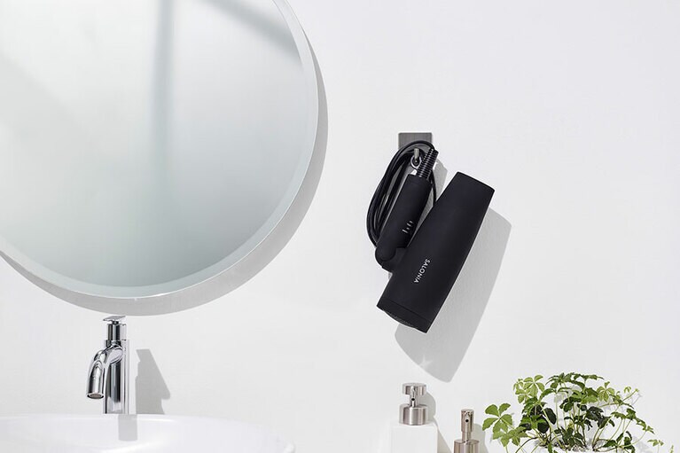 スタイリッシュな見た目の速乾イオンドライヤー I－ne(アイエヌイー)「SALONIA スピーディーイオンドライヤー」。