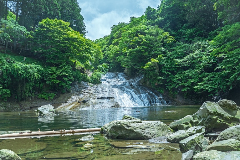 「粟又の滝」。養老渓谷では6つの滝を巡ることができる。