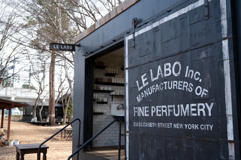 新緑に包まれながら香りと向き合う。移動する店舗ならではの「ル ラボ オン ウィールズ」を軽井沢で体験