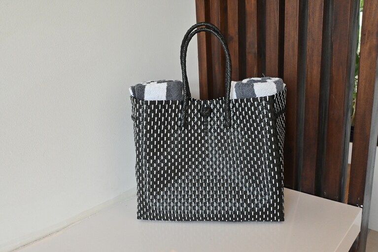 プラスチックをリサイクルしたビーチバッグ。