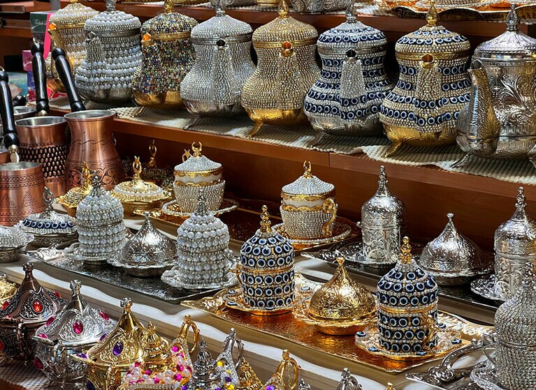 きらびやかなポット。こんなポットを使ったら、どんなお茶もコーヒーも美味しくなりそう。