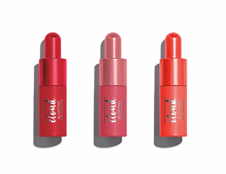 フタとチップが一体化していて、質感はスフレ状のクリーム。レブロン キス クラウド ブロッテッド リップ カラー 左から、パキッと印象的なチェリーレッド002チェリーズ オン ア クラウド、デイリー使いに欠かせないなじみピンクの003ロージー コットン キャンディ、キュートなアプリコットピンク018プラッシュ アプリコット 各1,300円／レブロン