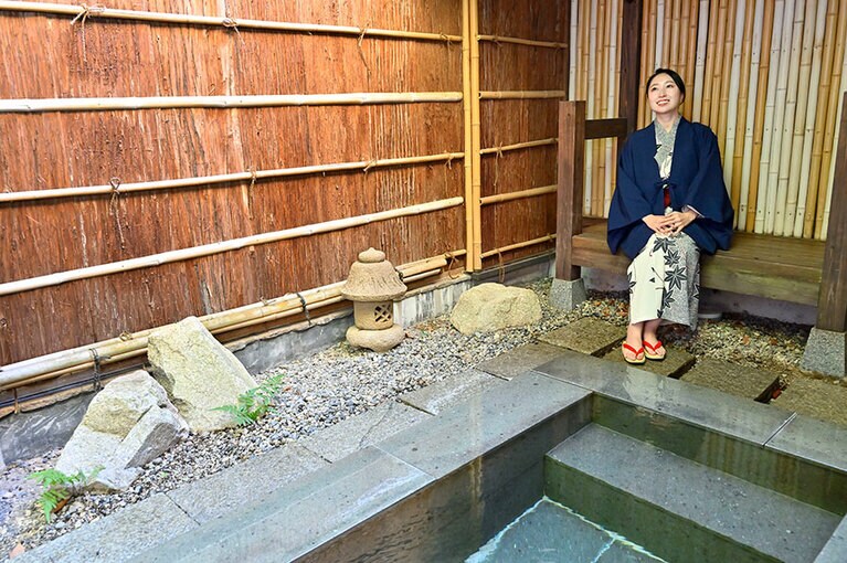 古民家離れ「ぼたん」には、石造りの源泉かけ流し露天風呂が。透き通った湯が全身をやさしく包み込みます。