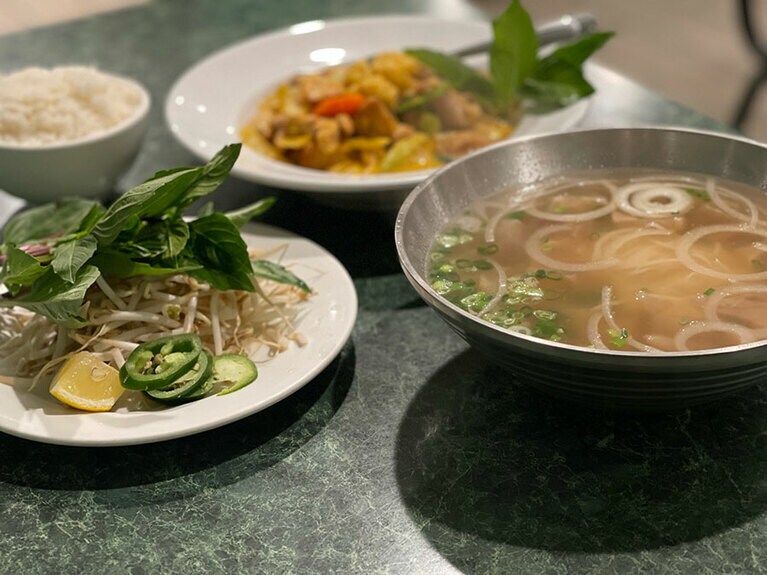 どの店もお財布にやさしく、テイクアウトも可能。