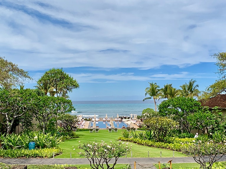 ビーチツリープールの奥には太平洋が広がる。