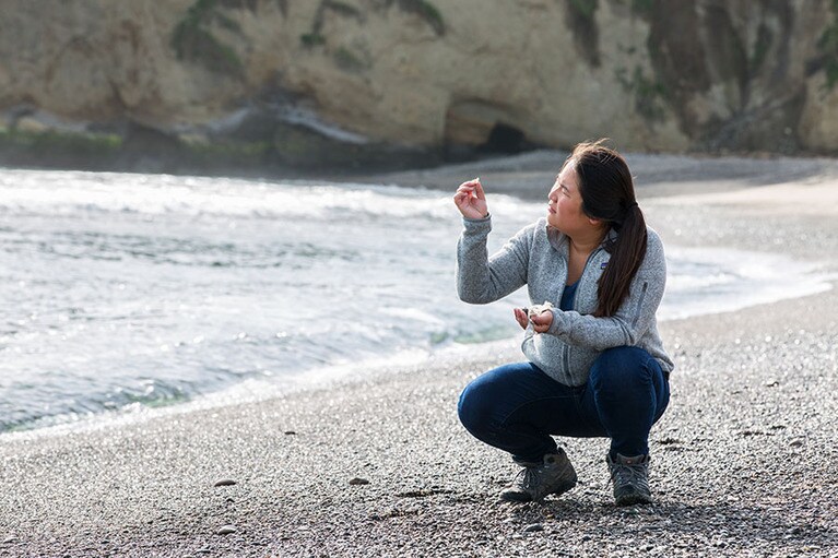 カリフォルニアのアノヌオボ・ビーチでプラスチック廃棄物を調査するミランダ・ワン。© Rolex/Bart Michiels