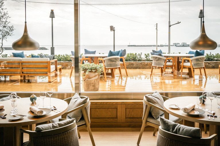 「Le RESTAURANT」から眺める腰越海岸の風景。