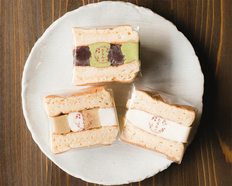 「ふわふわパンケーキにたっぷりクリームがイン！」たもんのパンケーキサンド 各540円(全3種)／Cafeたもん／