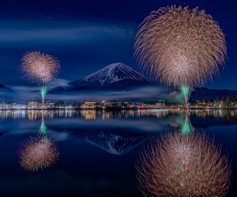 【山梨県】河口湖冬花火による富士山×花火。