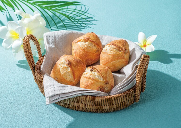 ベーカリー「マカダミアナッツのプチパン（4個入）」。