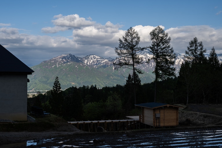 5分ほど歩いて棚田と山々を見渡せるスポットへ。