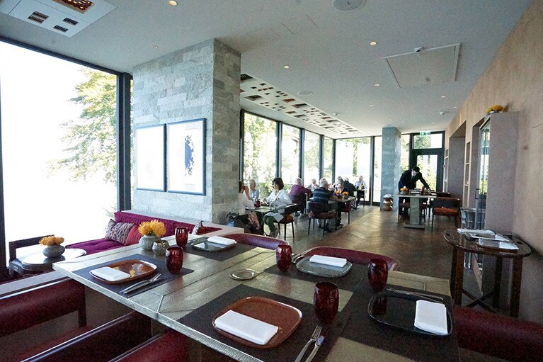 「シャーク」は、ほとんどのテーブルが眺めのいい窓側に配されている。