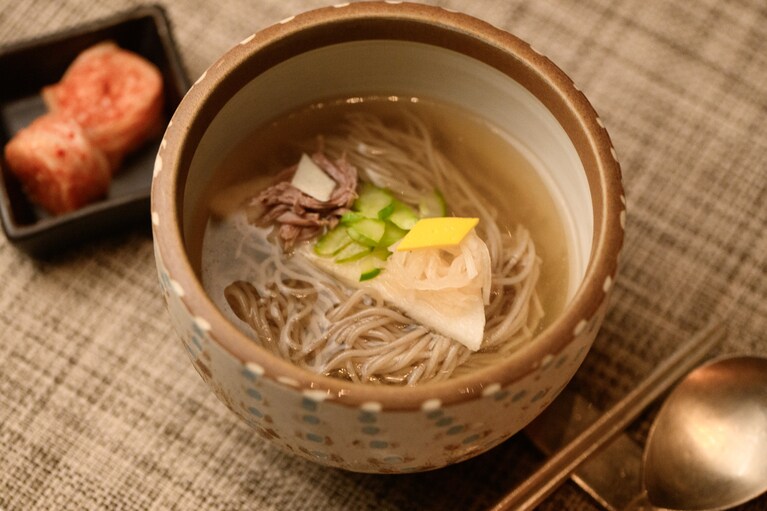 締めにふさわしい、清らかでやさしい味わいの冷麺。