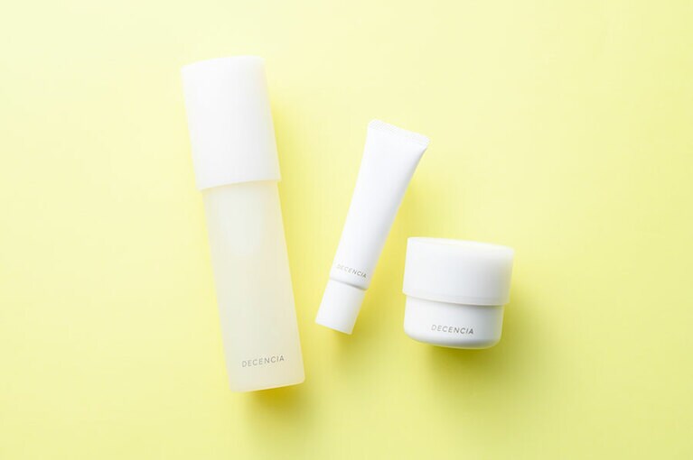 今回は化粧水のディセンシア ローション 125mL 5,720円(写真左)と日中用美容液のディセンシア デイ エッセンス 25g 4,400円(写真中央)も一緒に試しました。