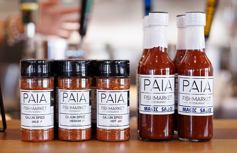 オリジナルの調味料も好評。左から、“ケイジャンスパイス” 8ドル、“マジックソース” 8ドル。