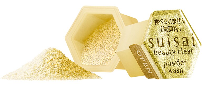 粉を出したあとのカプセルにお湯を入れ、手のひらに出した粉に混ぜて泡立てるとあっという間にフワフワの泡が立ちます。粉が飛び散るようなことがないのもエライ。お湯はカプセル約3杯分が目安だそう。