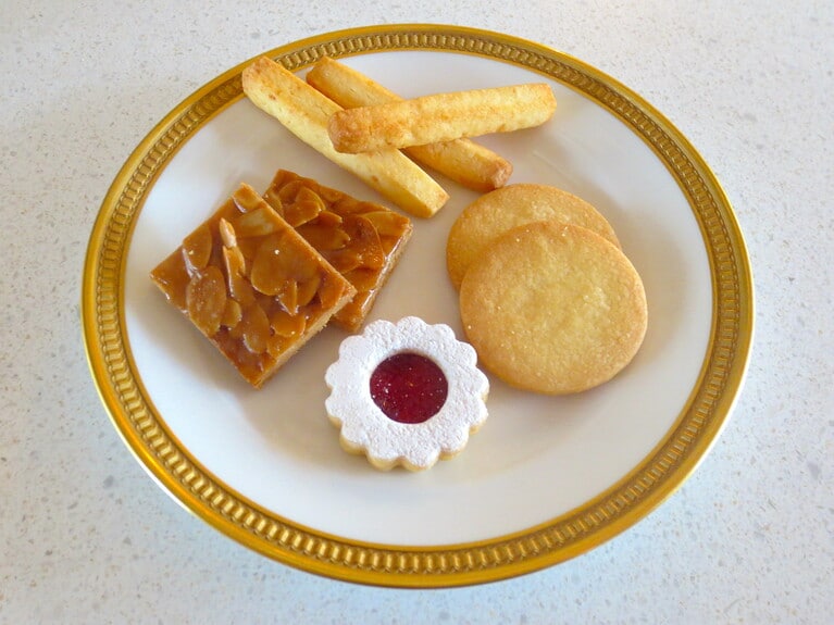 オススメの焼き菓子。上より時計回りに「チーズクッキー（プレーン）」1袋290円、「フランス産小麦のサブレ」1袋300円、「木苺のジャムクッキー」1袋330円、「はちみつフロランタン」1袋380円。※全てテイクアウト価格、税別。
