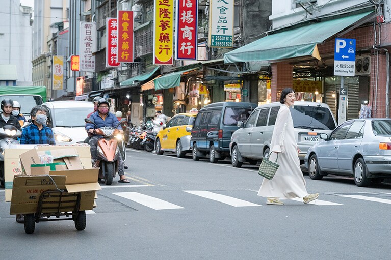購入したばかりの手編みのかごバッグを携えて。「台湾といえば、食べ歩きに路地裏散歩、市場巡りなど、私の場合は足での移動がメイン。ユニークならばたくさん歩くことを想定しても安心感があります。足全体を包むコードは、窮屈な締め付け感がまったくなく履き心地がいい。ソールにはクッション性があり、履いているときの安心感、安定感が抜群！　その上オープンエアならではの解放感で不快な蒸れを感じません。そして見ての通り、デザイン性の高さも魅力」（KIKIさん）と、太鼓判。