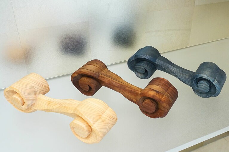 伊川彫刻店の木彫りのダンベル1キロ 各35,200円(税込)。