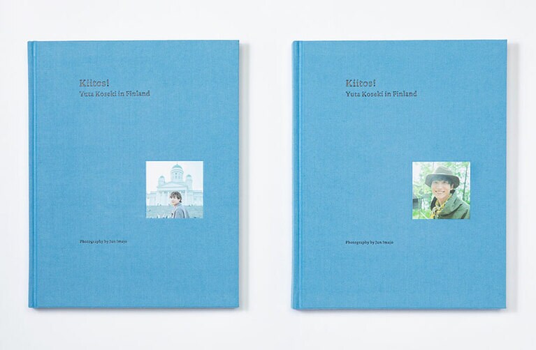 ヘルシンキのシンボル大聖堂を背景にした左が通常版、小関がスナフキンに扮した右がスペシャルエディション。