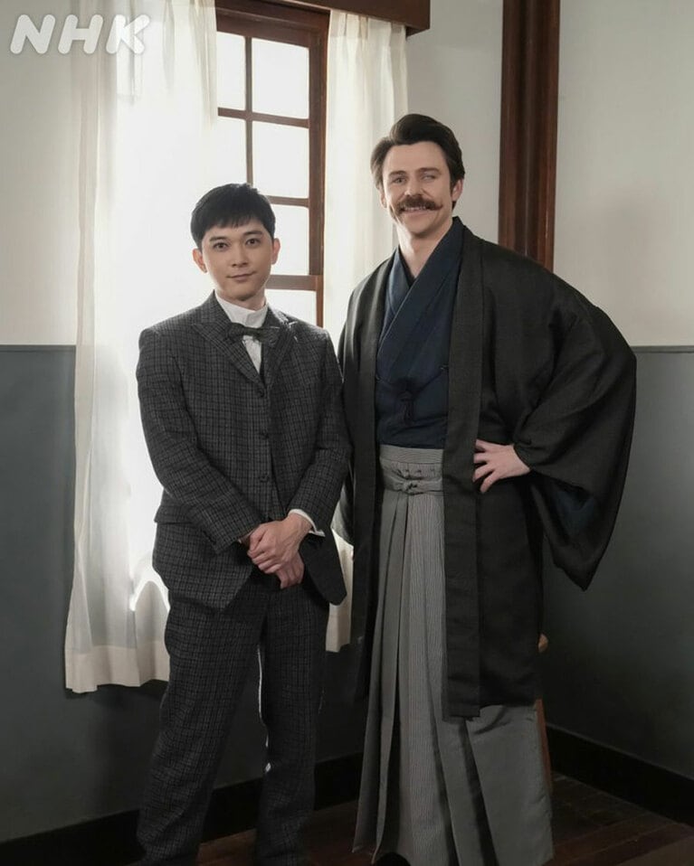 錦織（吉沢亮）とヘブン（トミー・バストウ）。「ばけばけ」公式Xより。