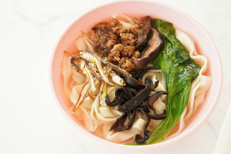 煮干しは素揚げしてトッピング。豚そぼろと椎茸(オイスターソースと塩、砂糖で味つけ)、キクラゲも定番の具。