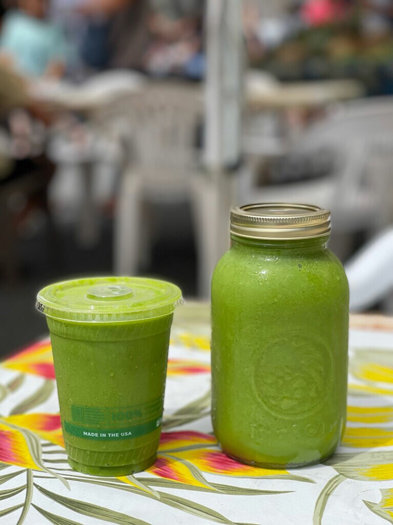 オマオマンのヘルシースーパーフード・スムージー カップ16オンス 6ドル。