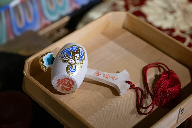 「界 日光」で彩色した宝の小槌を仏前に掲げてもらい、特別祈祷を受ける。