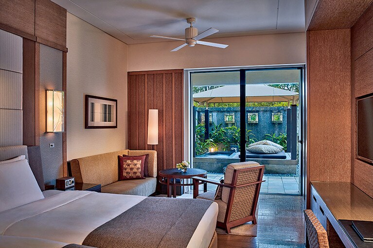 屋外プールにダイレクトアクセスできるカバナルーム。