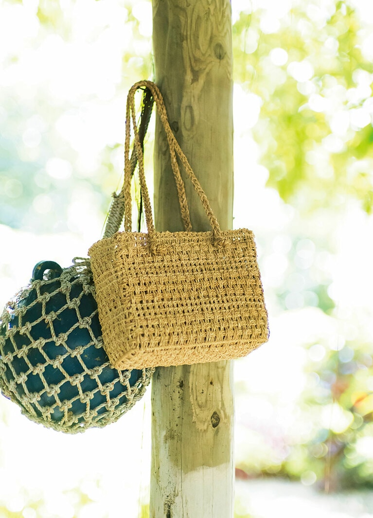 手作りならではの美しさに溢れた民具、月桃のあんつく(網袋) 20,000円(やちむん館工房 紗夢紗蘿)