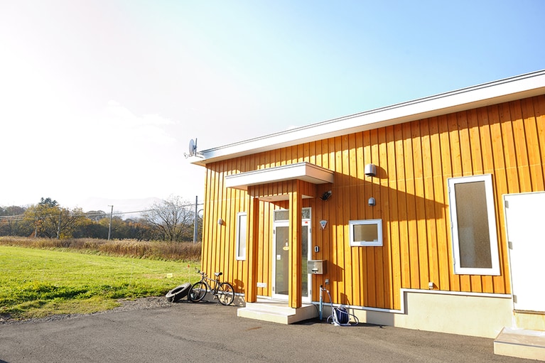 新得町（しんとくちょう）のどかな田園風景のなかにたたずむチーズ工房。