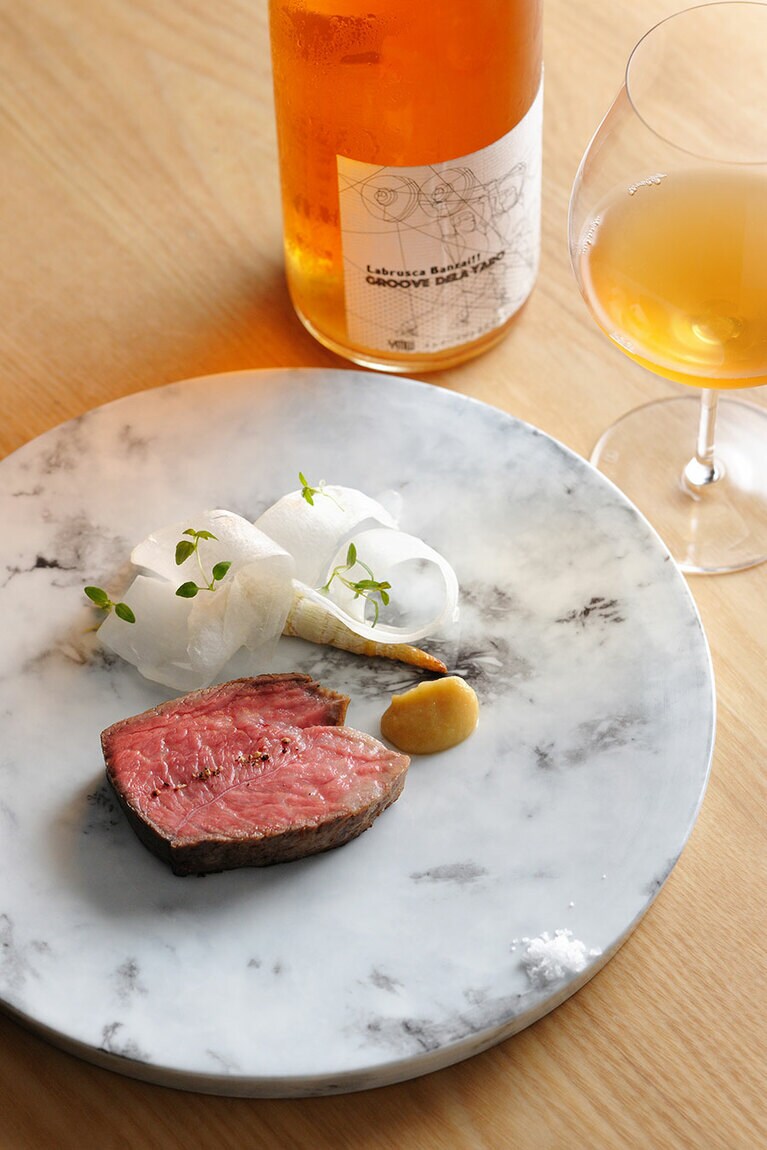 米沢牛のもも肉を絶妙な火加減でソテーした逸品。リンゴのピュレと塩でいただく。