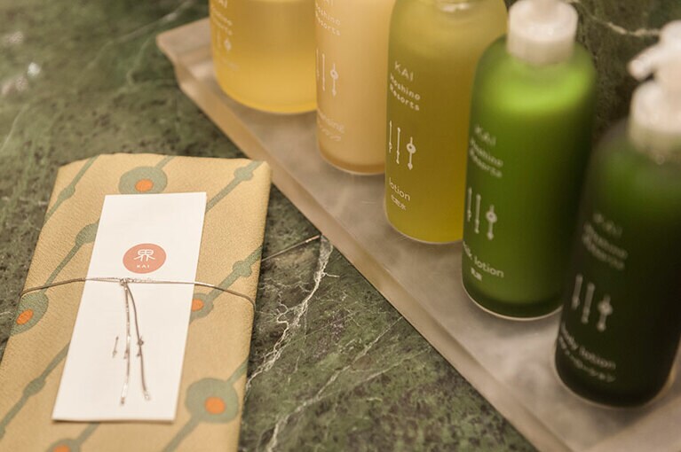 和漢エキスを使った界ブランドのコスメ。部屋にはお風呂通いに便利な風呂敷も用意されている。