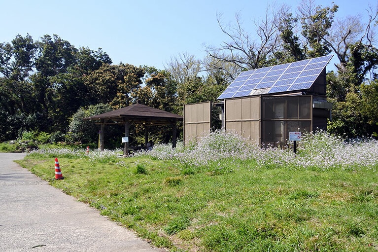 入り口から坂道を登っていくと、中央付近にトイレや東屋が。