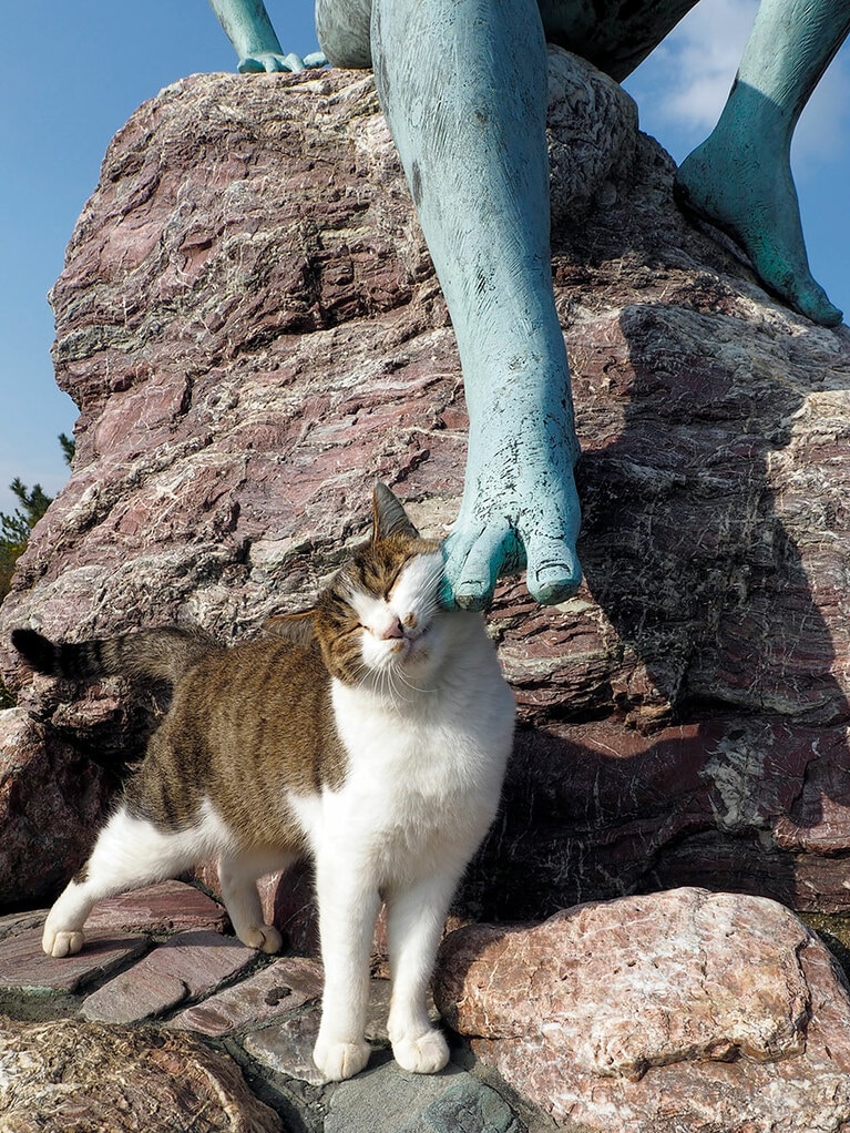 「きょうは『文化の日』だから『芸術』と触れ合うのニャ♪ このスリスリしたときの肌触り……トレビニャ～ンな作品なのニャ♪♪」