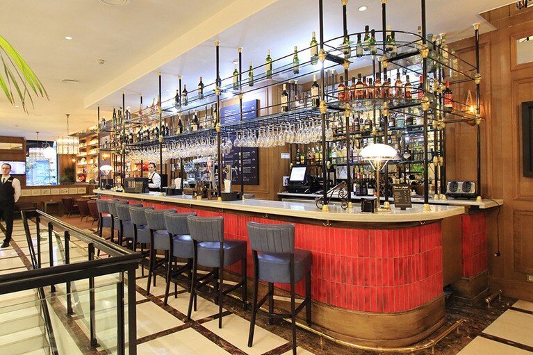 ロビーラウンジにはカウンターバーもある。写真左の階段を降りるとレストランへと続く。