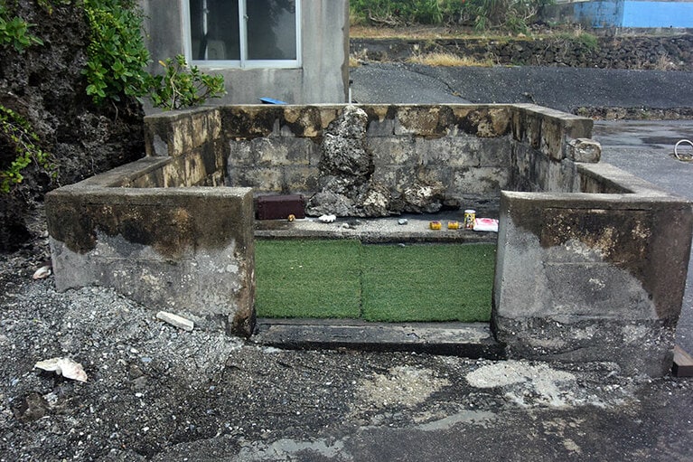 島まもりの神様の岩。港の片隅に、大切に守られています。