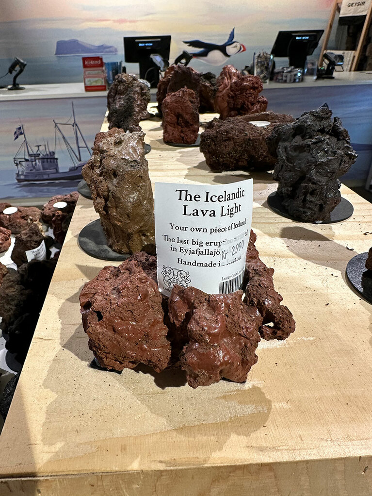 溶岩でできたキャンドルスタンド。