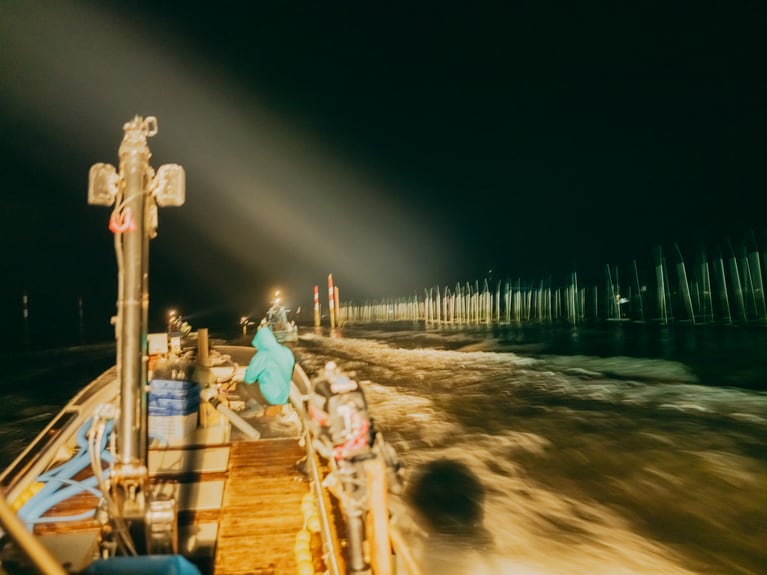 2024.3.9 福岡県柳川市 皿垣開漁港。船団が一気に海苔の漁場へ。