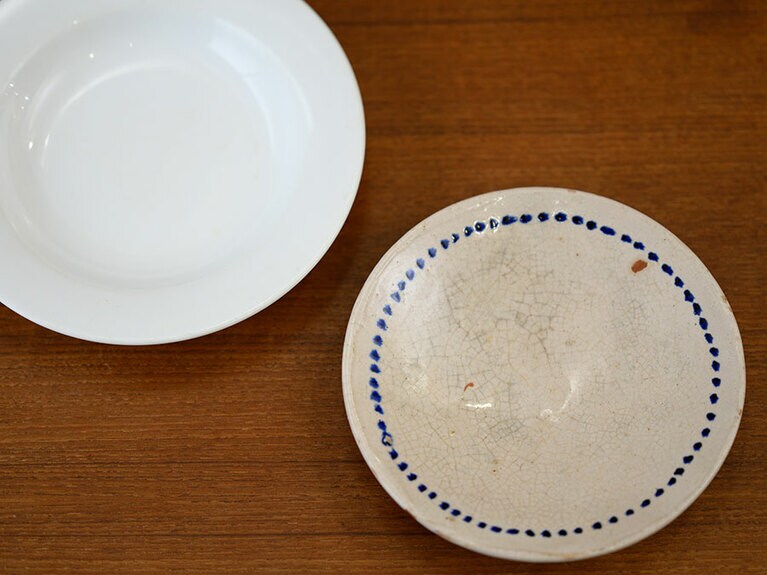 何気ない白い皿にも使い続けたことで加わった微妙な表情があり、「手放せない」と山田さん。