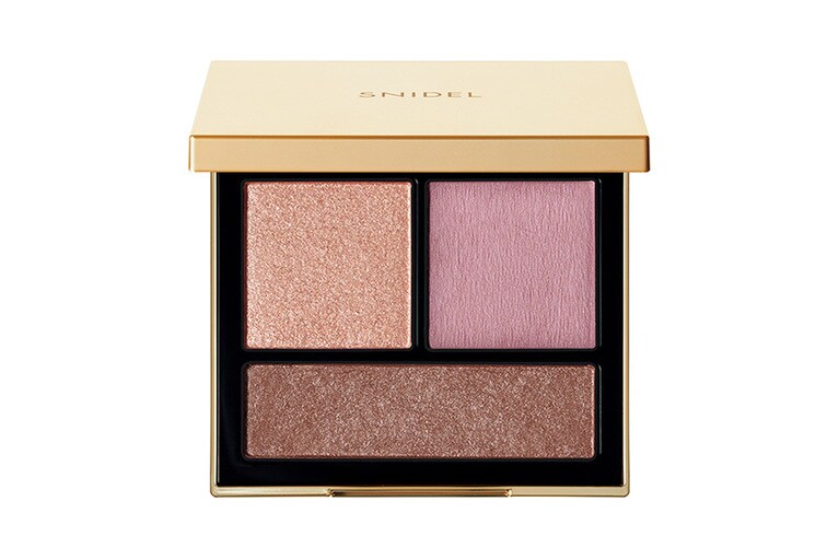 抜け感がほしい、華やかにしたい、どんな希望にもしなやかにフィット。「テイラード カラー アイズ」03 5.7g 4,950円／スナイデル ビューティ