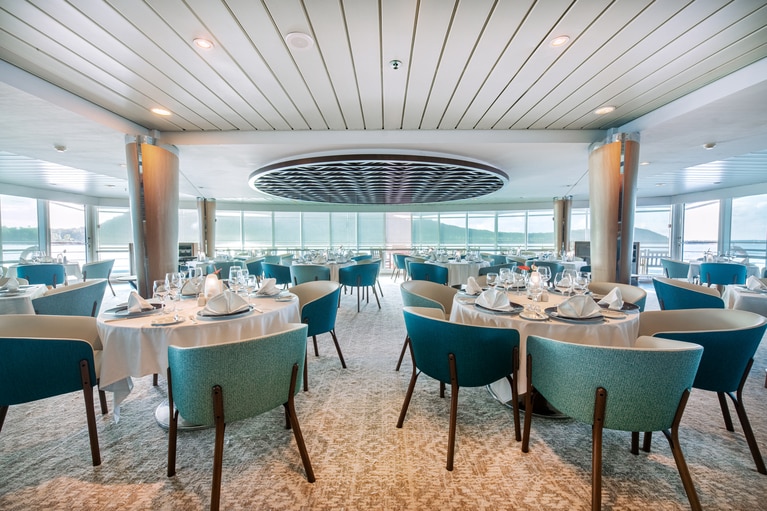 外光がたっぷり差し込む、開放感あふれる「ラ・ヴェランダ」。