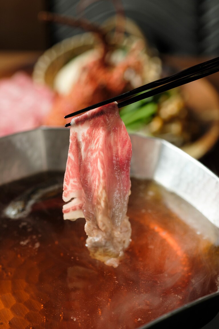 夕食の特別会席では、和牛ロースや新鮮な伊勢海老などを「あご出汁しゃぶしゃぶ」で堪能。