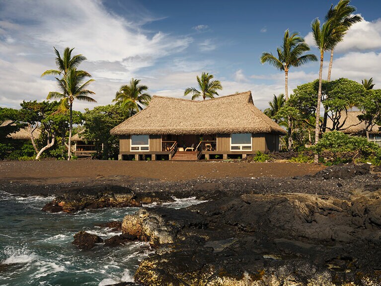 旧リゾートと同じく茅葺き屋根に。茅はリサイクル素材を使用。
