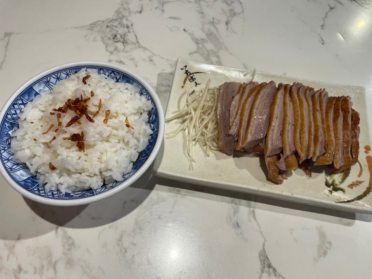 前半段はあっさりとした味わい、後半段は弾力のある食感が特徴。どちらもスモークされたガチョウ肉で、食べ始めたら箸が止まらなくなるおいしさです。ガチョウ脂をかけたご飯も、それだけでおいしいと評判。