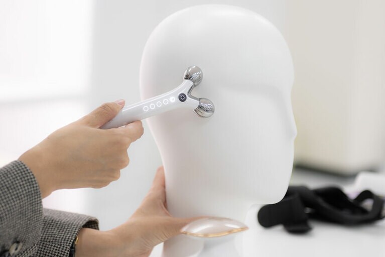 WAVY mini (22,000円)。EMSと微弱電流で表情筋にアタック。