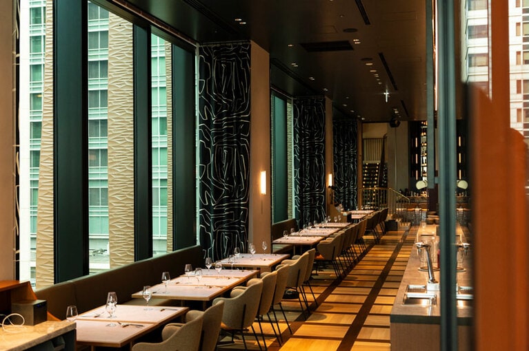 シックな9F。夜になるとよりムーディーに。